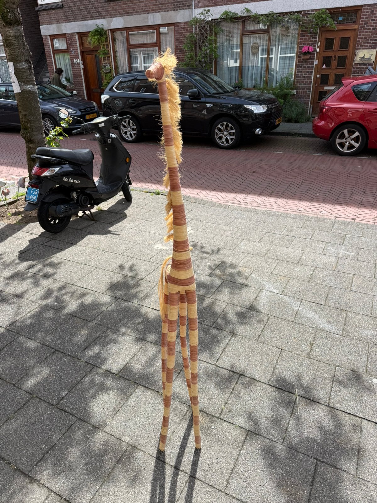 Giraffe beeld, Ophalen