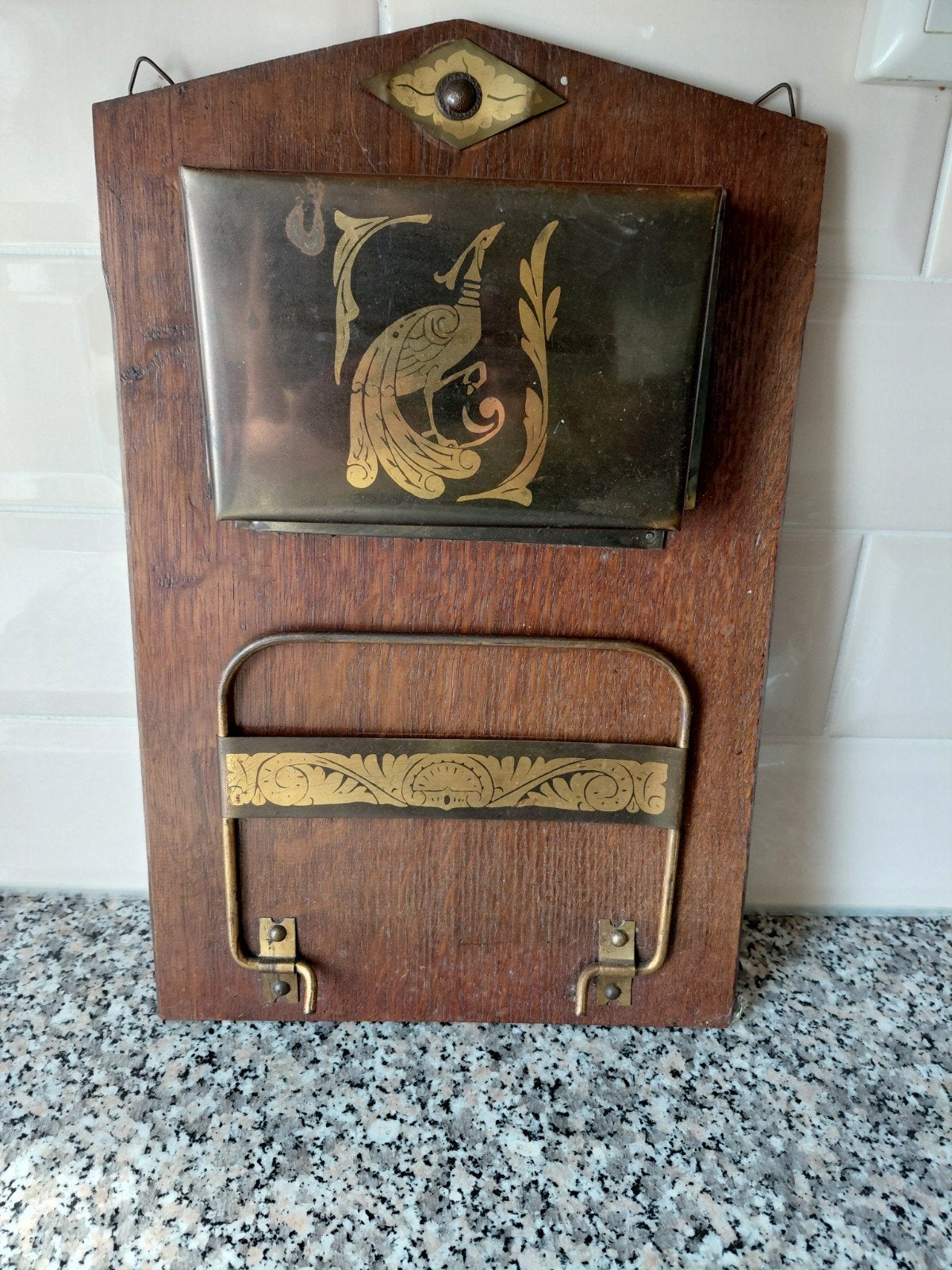Antieke houten brievenhouder met messing decoratie, Ophalen of Verzenden