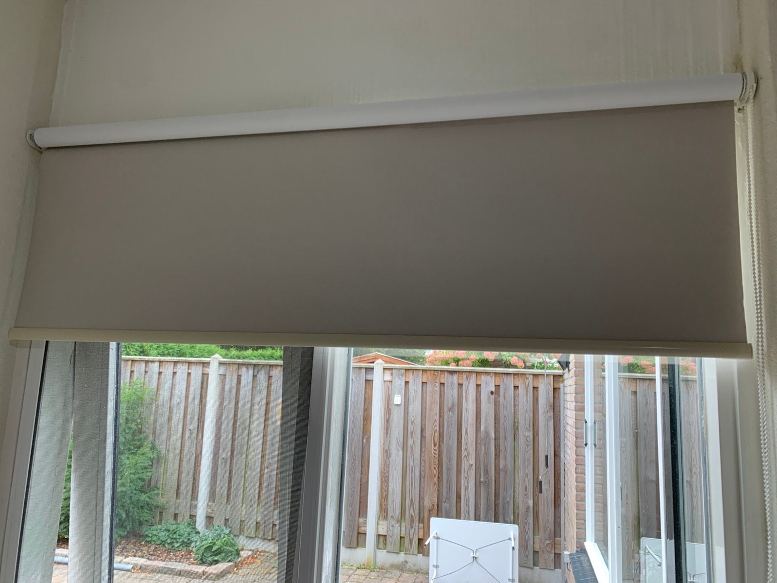 4 gebruikte verduisterende rolgordijnen-taupe/crème, Huis en Inrichting, Ophalen, Overige materialen, Gebruikt, Rolgordijn