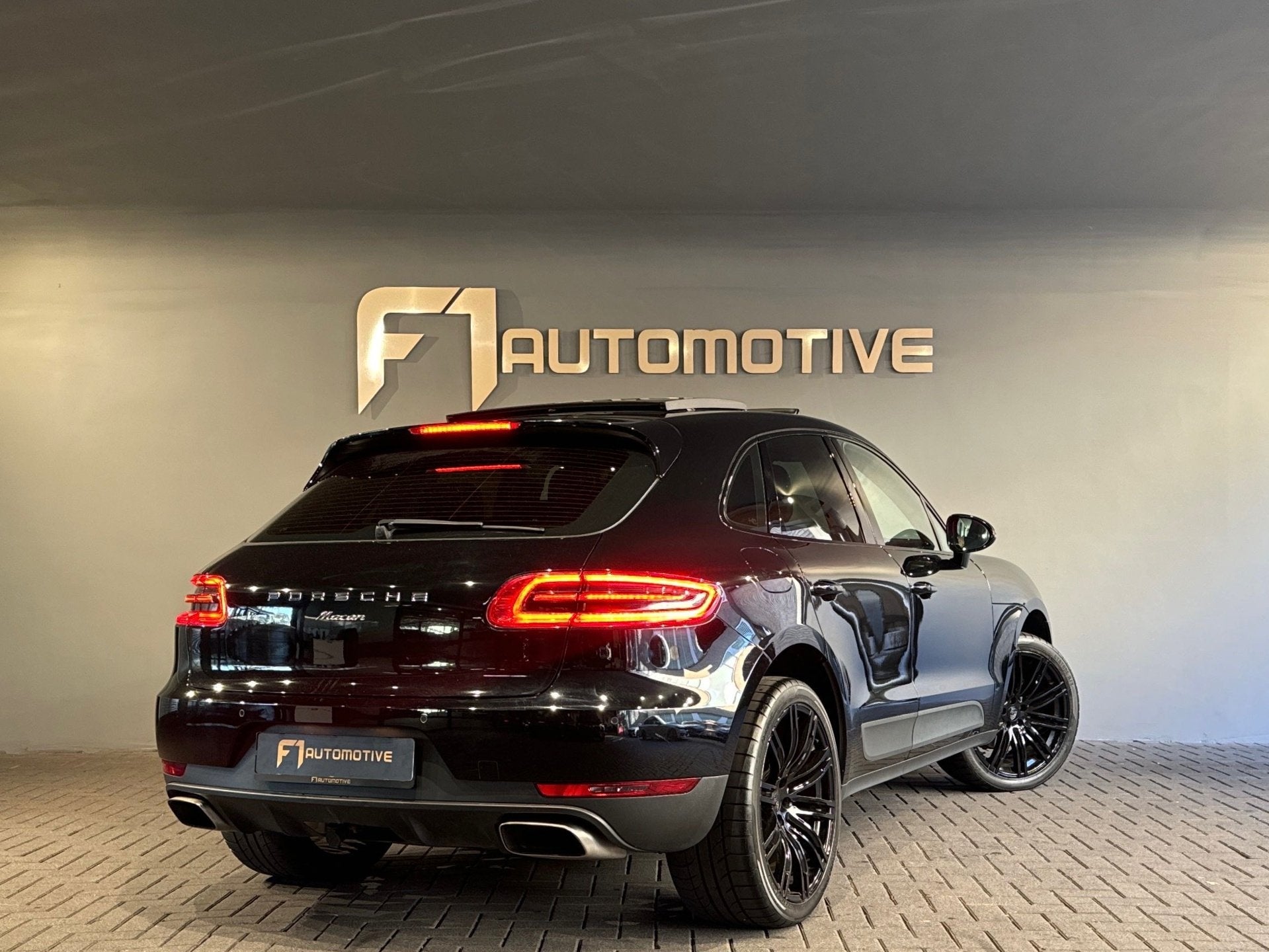 Porsche Macan 2.0 252PK Panorama|ACC|Trekhaak|21”|Alcantar, Auto's, Automaat, Automatische klimaatregeling, Gebruikt, Zwart