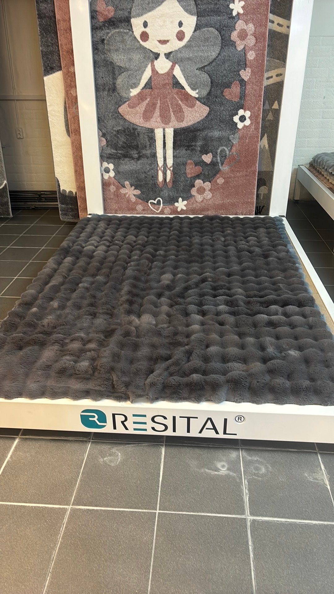 Grijs fluffy tapijt – zacht en comfortabel, Overige materialen, 60 cm of meer, Ophalen of Verzenden, Zo goed als nieuw