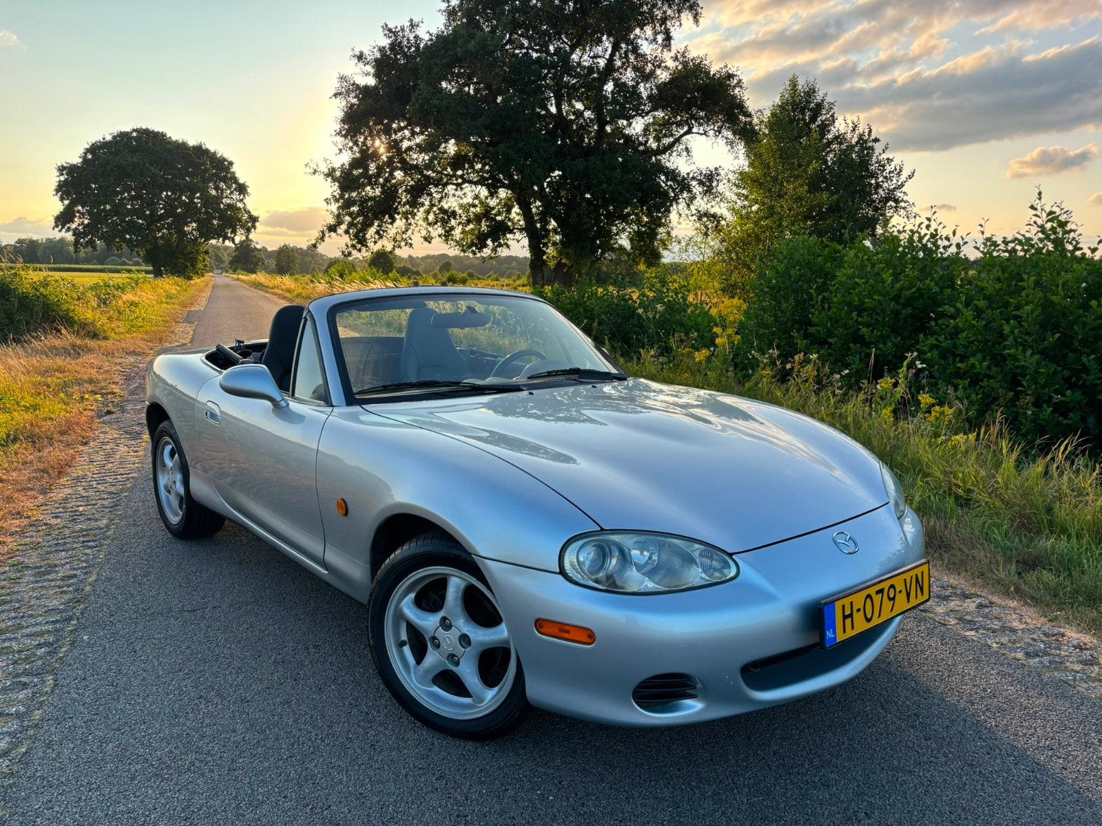 Mazda MX-5 NBFL 1.6i – 2002 – Roestvrij – Lederen interieur, Stoelverwarming, Achterwielaandrijving, Zwart, 4 cilinders