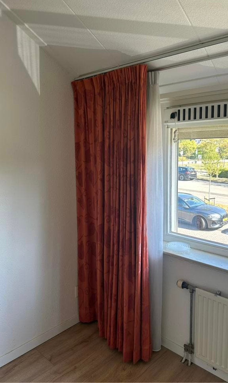 Rode gordijnen met print, Huis en Inrichting, Stoffering | Gordijnen en Lamellen, Ophalen