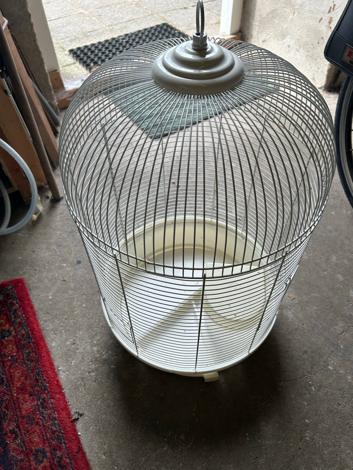 Mooie ronde vogelkooi met bakje, Dieren en Toebehoren, Vogels | Hokken en Kooien, Ophalen