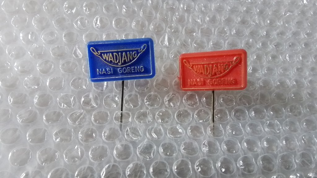 2 verschillende kleuren speldjes wadjang nasi goreng, Ophalen of Verzenden, Zo goed als nieuw, Overige onderwerpen