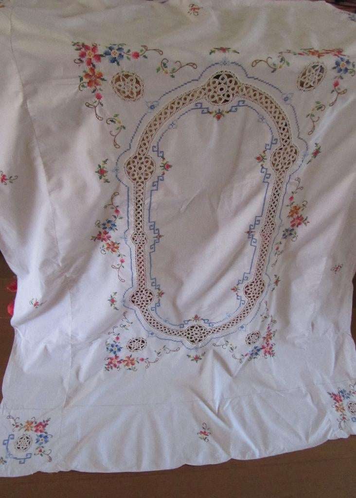 Geborduurd bloemen tafelkleed, Antiek en Kunst, Verzenden