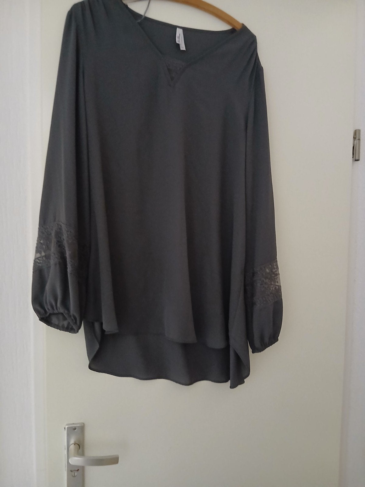 Donkergrijze blouse maat xxl, Kleding | Dames, Blouses en Tunieken, Ophalen of Verzenden, Zo goed als nieuw, Maat 46/48 (XL) of groter