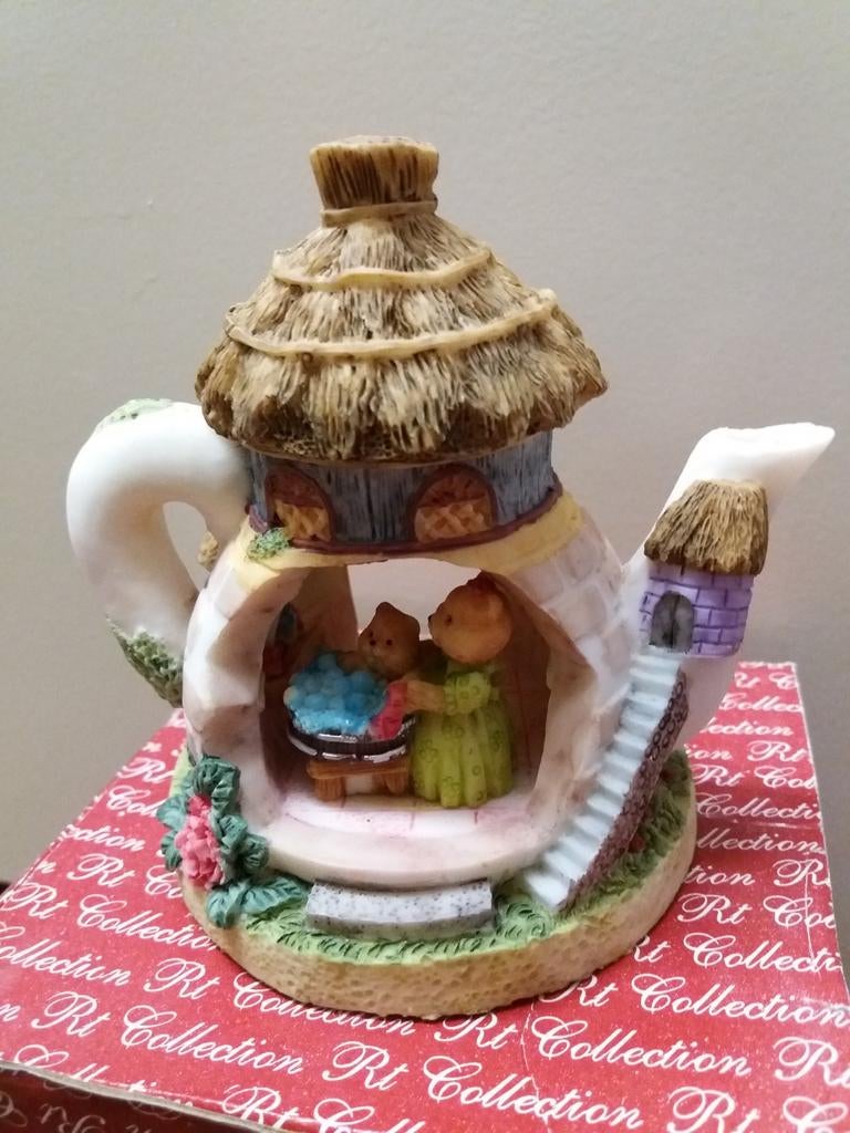 Verzamelbaar theepotje huisje met beertjes, Ophalen of Verzenden, Nieuw, Beeldje, Cherished Teddies