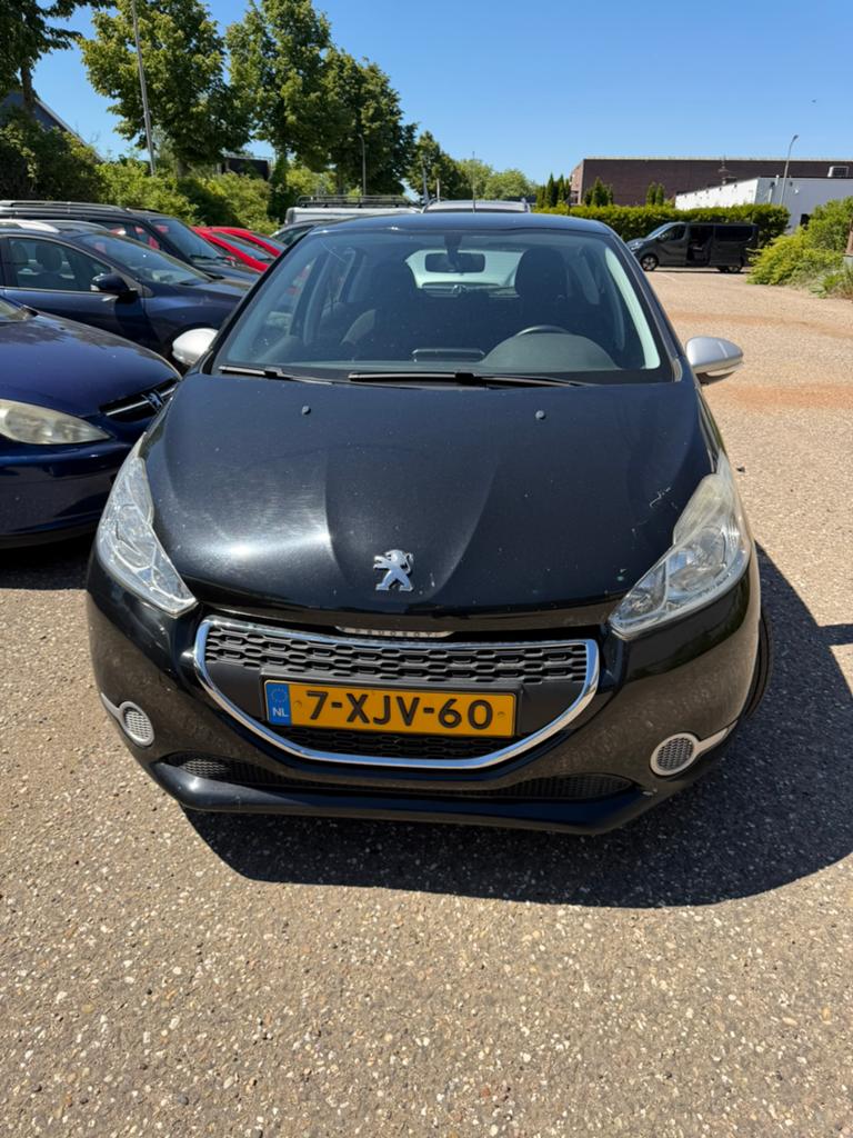 Peugeot 208 1.2 VTI 60KW/82PK 5-D 2014 Zwart, Voorwielaandrijving, 31 €/maand, 1199 cc, Zwart