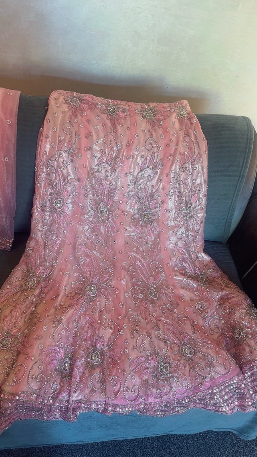 Roze Indiase Lehenga met borduurwerk en pailletten, Kleding | Dames, Jurken, Ophalen, Maat 42/44 (L), Zo goed als nieuw, Roze