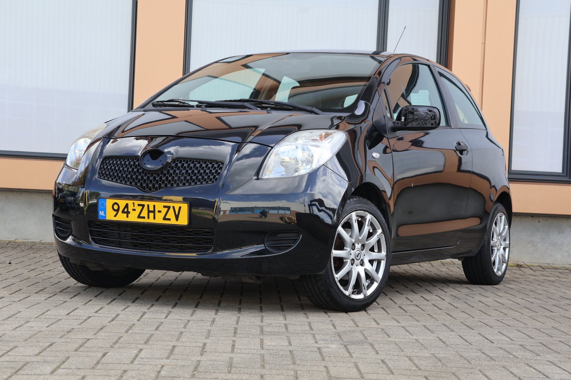 Toyota Yaris 1.0 VVTi Spirit |Airco|Leder, Auto's, Voorwielaandrijving, Zwart, Bedrijf, Handgeschakeld