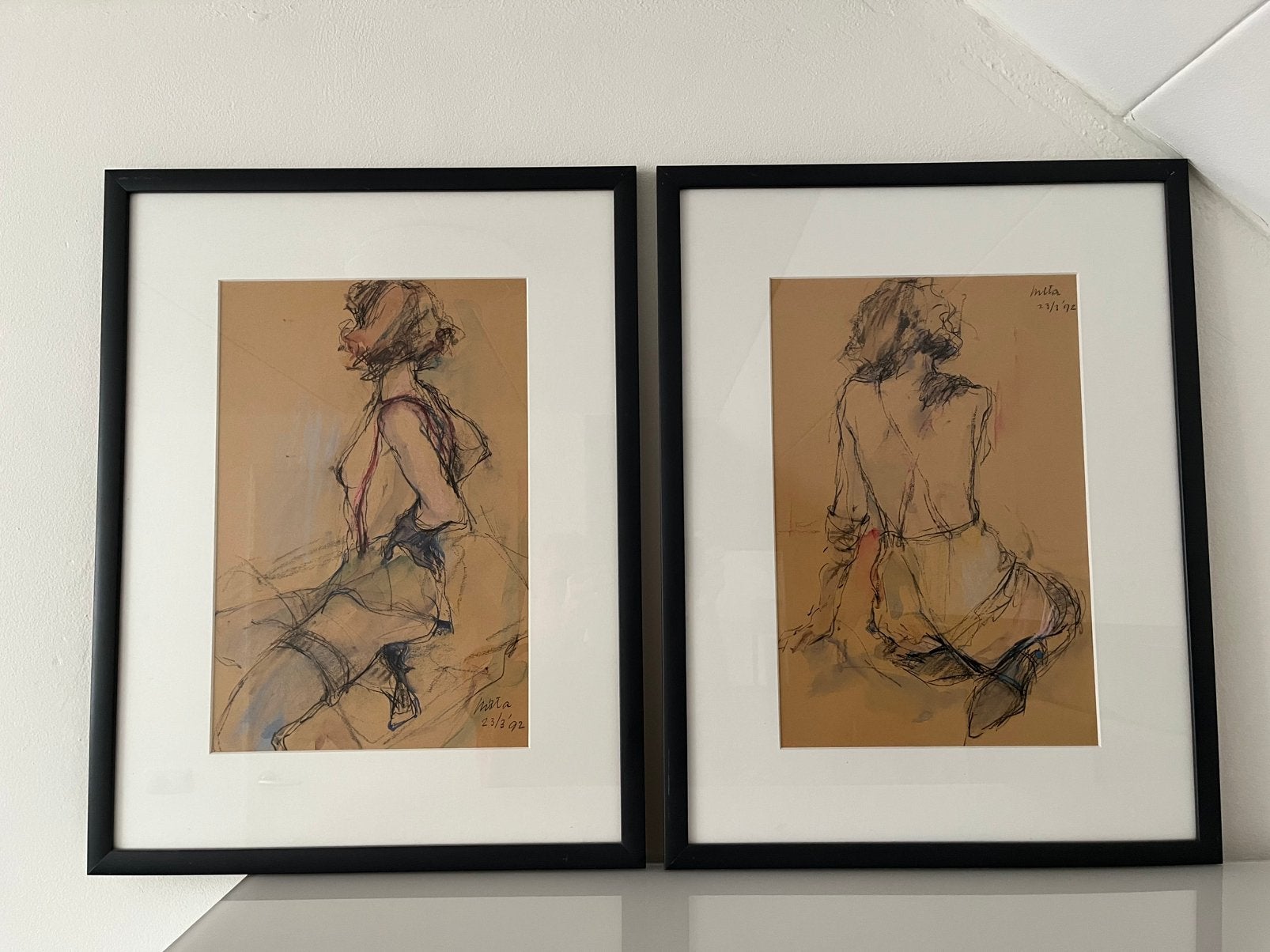 twee tekeningen vrouw ingelijst/pas-partout 50x63 cm, Ophalen, Krijttekening, Handgemaakt
