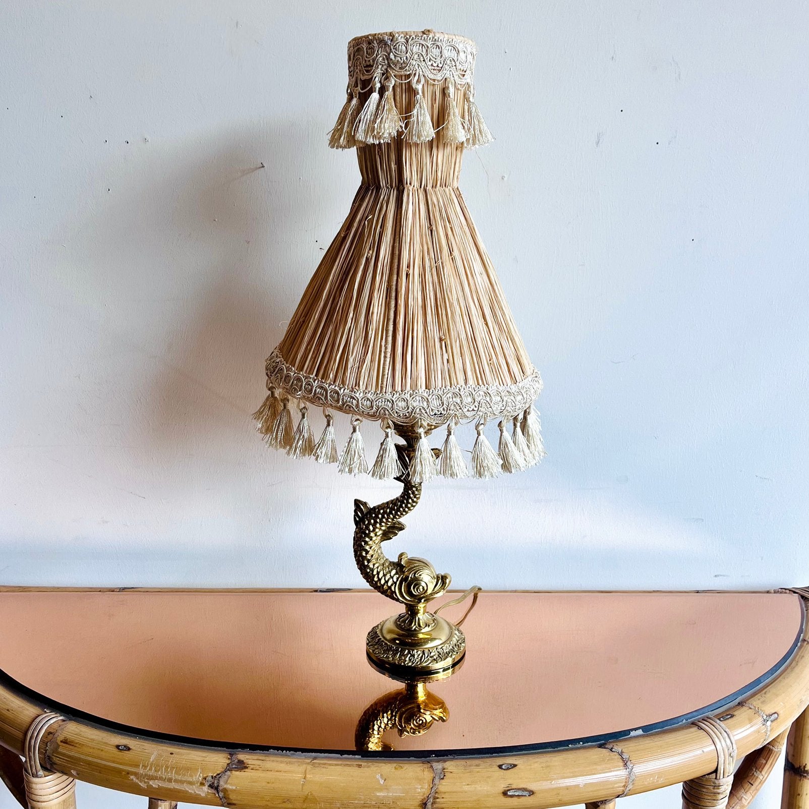 Messing koi vis tafellamp met raffia franjes kap vintage, Ophalen, Overige materialen, Vintage, Zo goed als nieuw