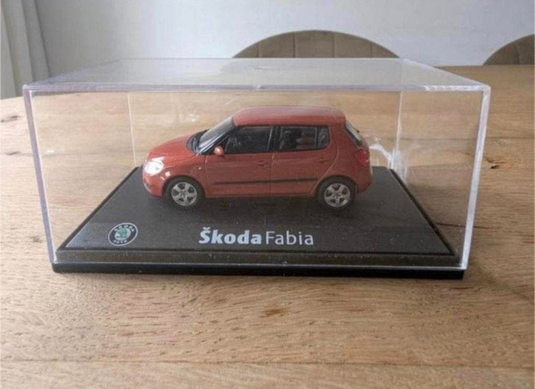 Škoda Fabia 1:43 – Abrex / Škoda Models – met vitrine, Ophalen of Verzenden, Nieuw, Auto, Overige merken