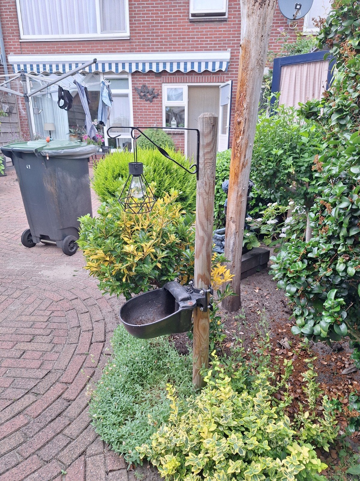 2 Drinkbakken voor planten  ijzer  aan paal, Ophalen