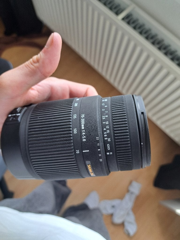 Foto 2 van Sigma 70-300mm f/4-5.6 DG OS voor canon zonnekap + UV-filte