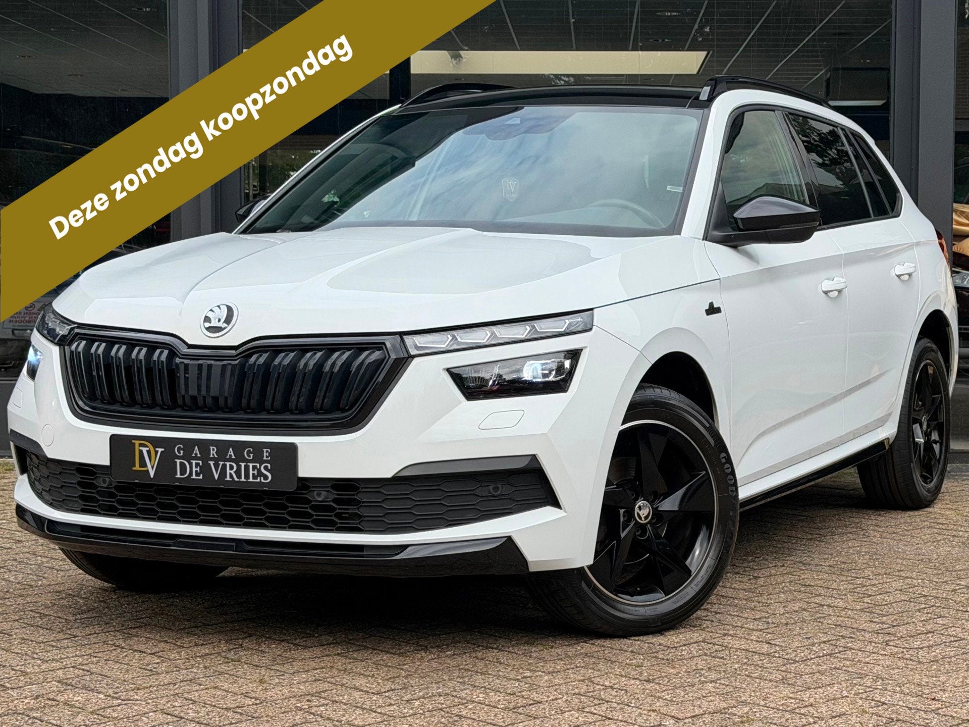Skoda Kamiq 1.0 TSI Monte Carlo DSG Panoramadak Full Option, Auto's, Dealer onderhouden, Gebruikt, Zwart, Adaptive Cruise Control