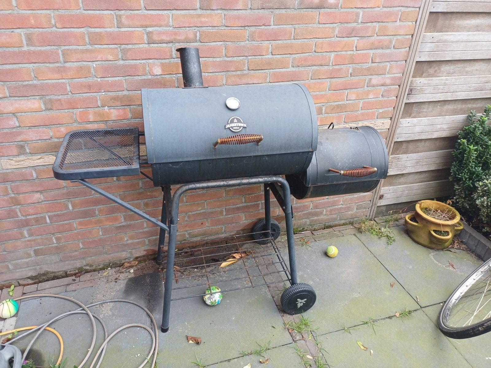 James Town Grill Barbecue met lichte roest op handvaten, Ophalen, Gebruikt, James Town