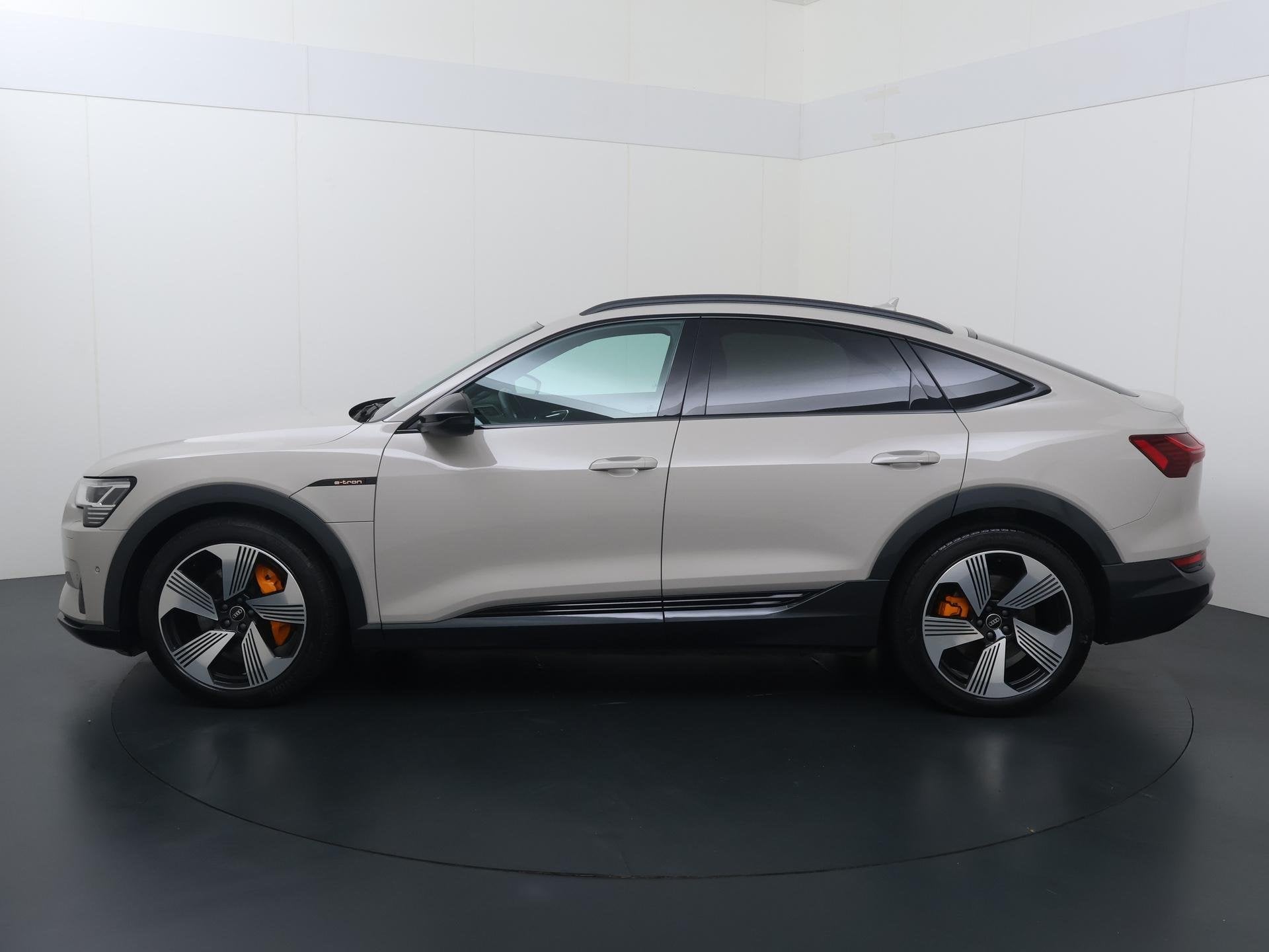 Audi e-tron Sportback 55 quattro Advanced edition 95 kWh | 4, Auto's, Stof, 95 kWh, Met garantie (alle), Geel