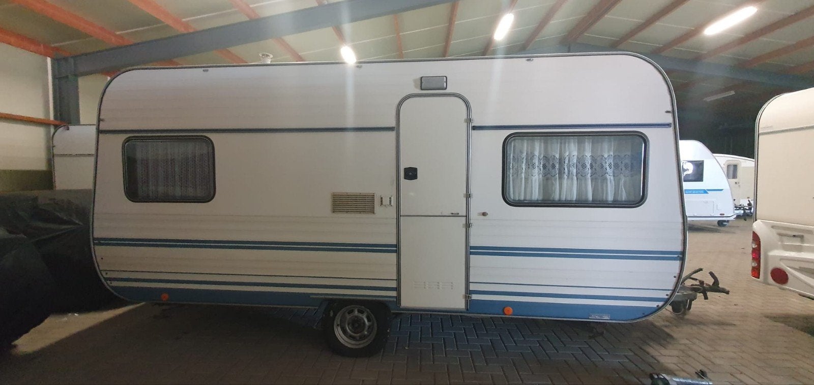 Knaus Comfort de Luxe - Ruime caravan (5,90m binnenmaat), 2 aparte bedden, Koelkast, Rondzit, 750 - 1000 kg