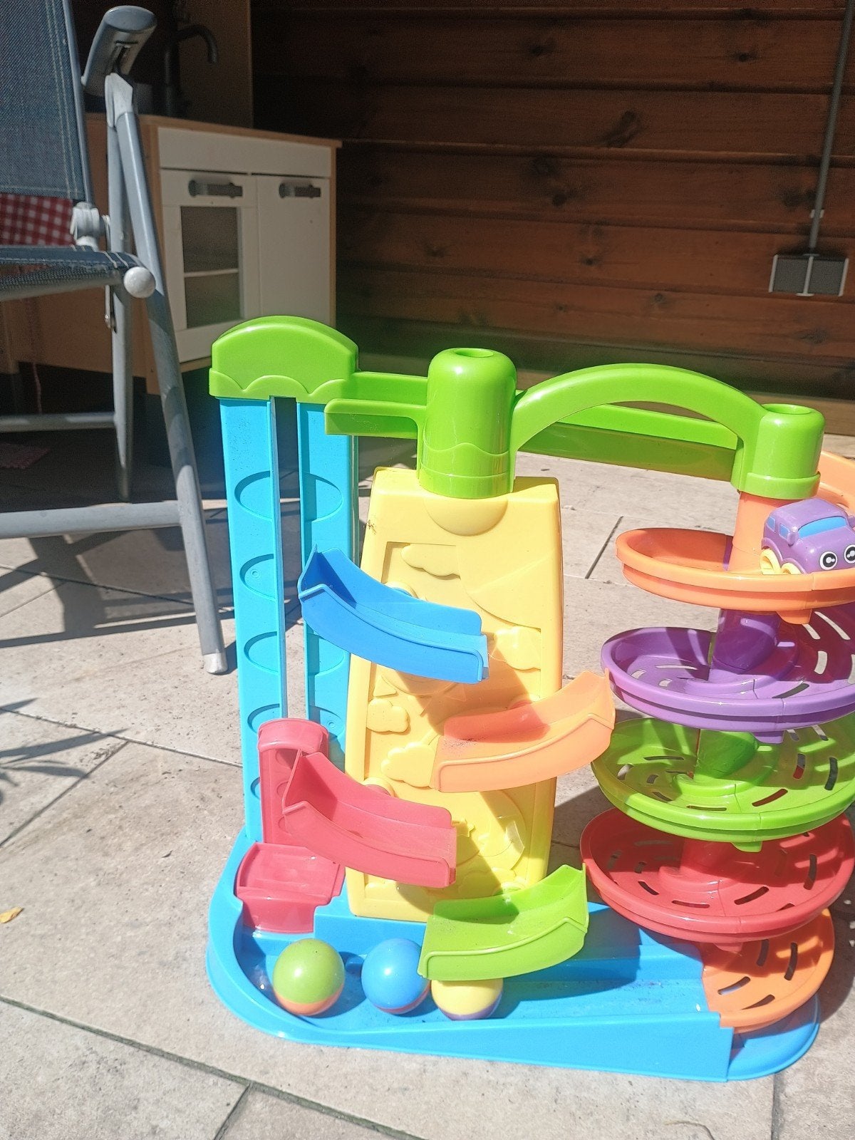 Leuke baby speelbaan met auto en ballen, Ophalen