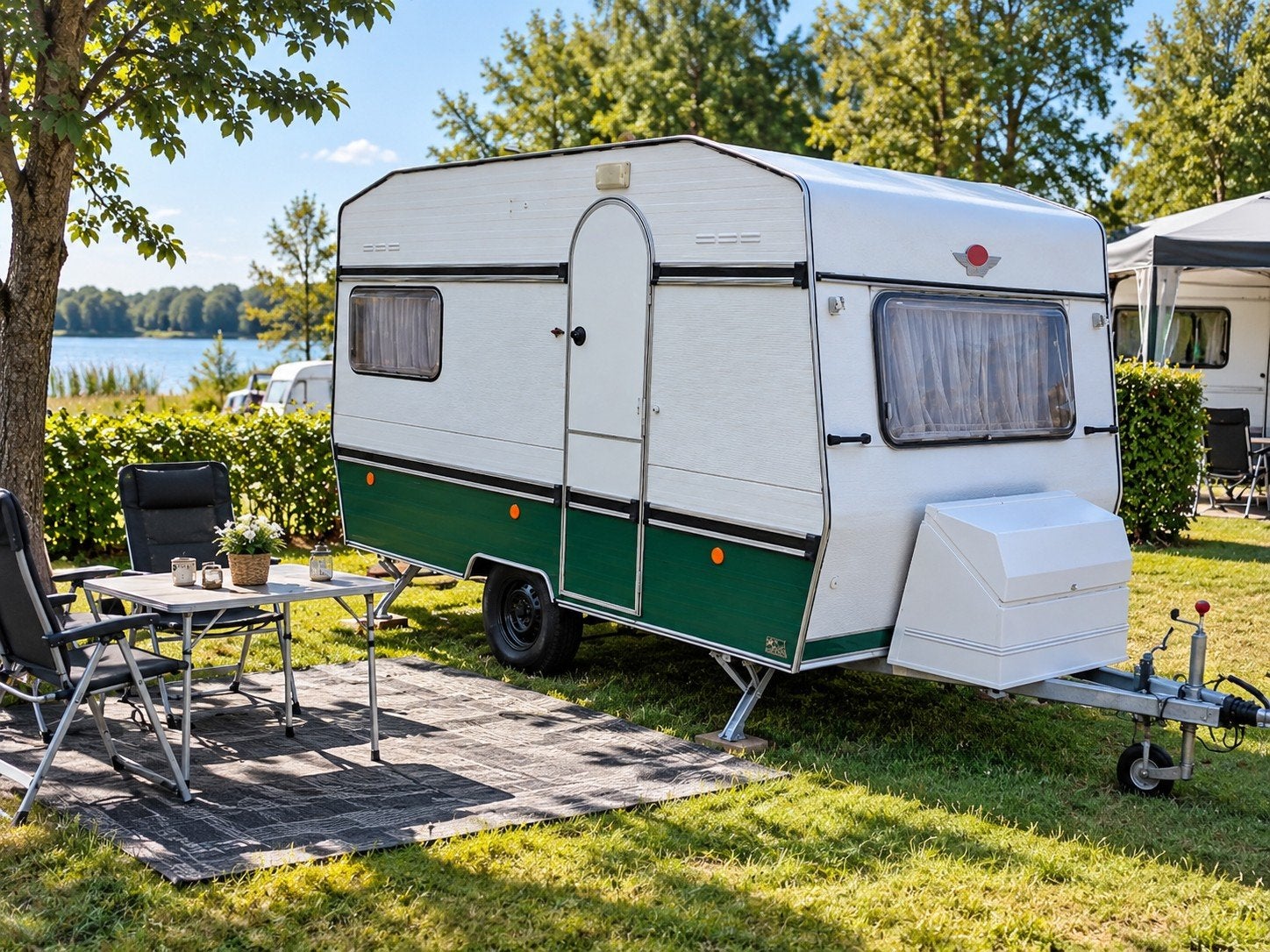 VINTAGE CARAVAN – 3 PERSOONS – ECHTE RETRO CHARME!, Vast bed, Koelkast, Treinzit, 750 - 1000 kg
