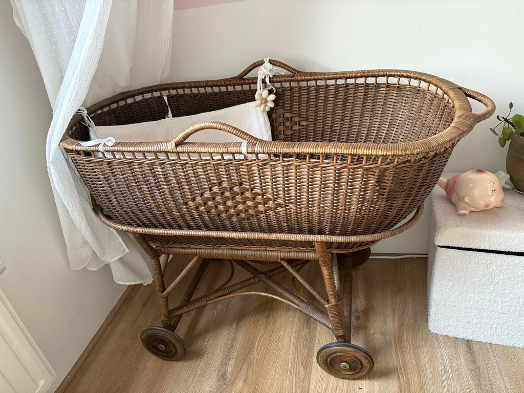Antiek rotan wiegje met wielen en klamboe inc matras, Kinderen en Baby's, Babywiegjes en Ledikanten, Ophalen, Gebruikt, Wieg