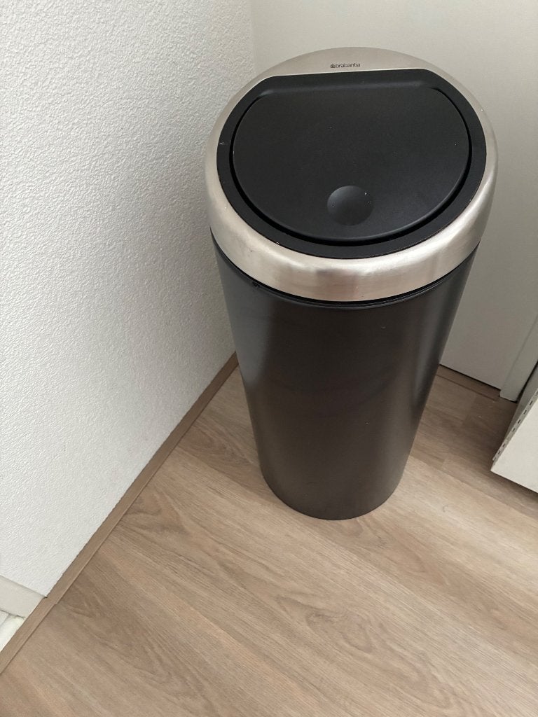 Afvalbak Brabantia mat zwart., 30 tot 40 liter, Ophalen of Verzenden, Zo goed als nieuw, Metaal