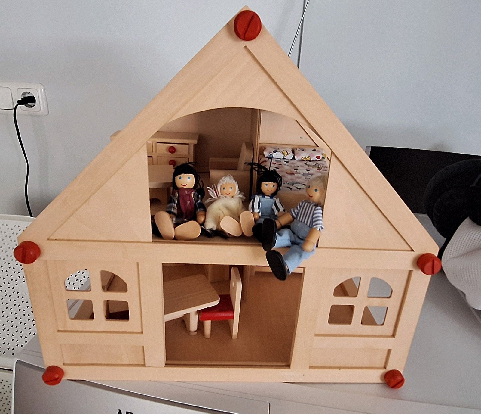Houten poppenhuis met meubels en poppen, Ophalen of Verzenden, Gebruikt, Poppenhuis