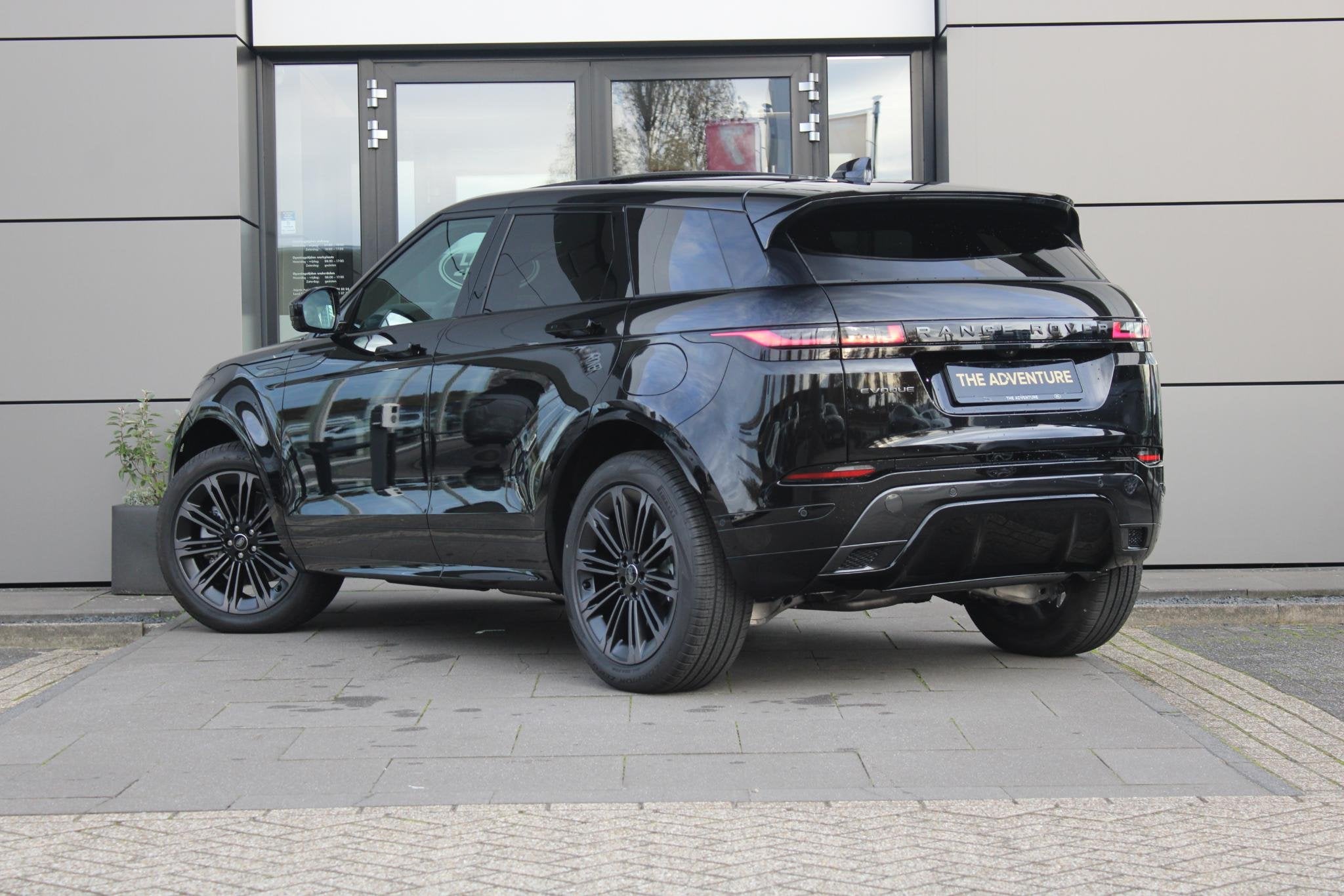 Land Rover Range Rover Evoque P270e AWD Graphite | Pano | Me, Auto's, Land Rover, Automaat, Euro 6, Met garantie (alle), 15 kWh