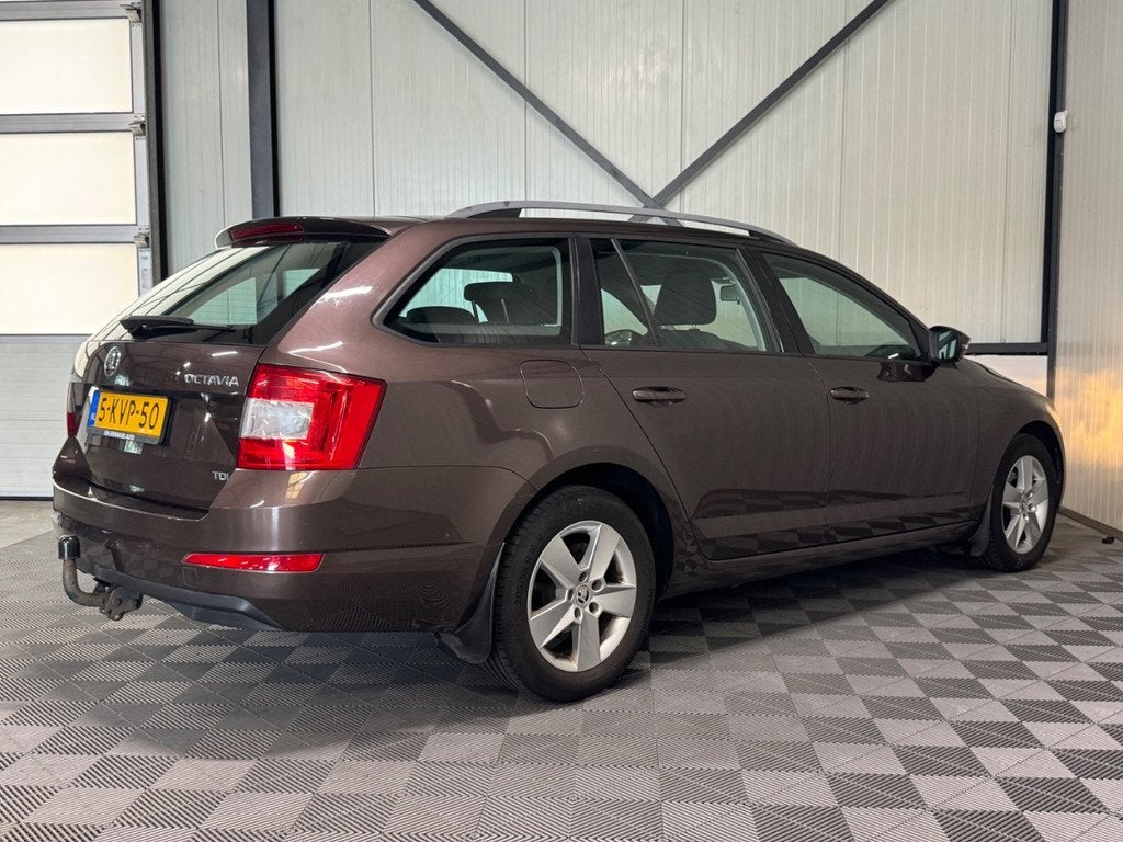 Skoda Octavia Combi 1.6 TDI | Greentech Ambition | Airco | C, Auto's, Skoda, Euro 5, Gebruikt, 4 cilinders, Bruin