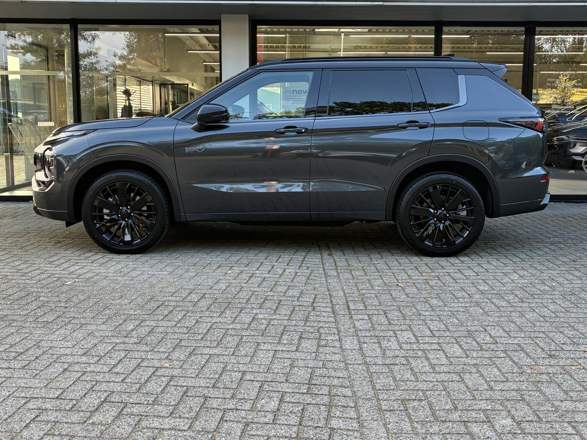 Mitsubishi Outlander 2.4 PHEV Black Edition NIEUW UIT VOORRA, Automaat, 2095 kg, Outlander, 4 cilinders