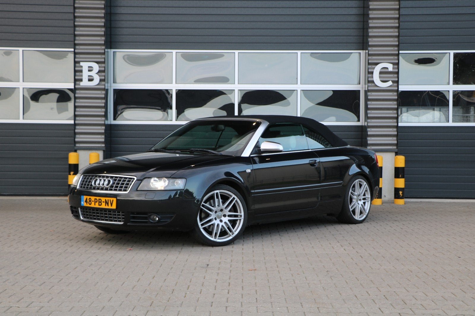 Audi S4 4.2 V8 Cabrio Quattro 253KW AUT 2004 Zwart, Auto's, Automaat, Cabriolet, 4 stoelen, Vierwielaandrijving