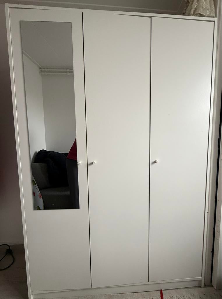 Witte kledingkast met spiegel en veel opbergruimte, Ophalen, 100 tot 150 cm, 200 cm of meer, Zo goed als nieuw
