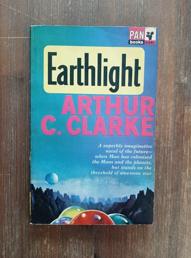 Arthur C. Clarke - Earthlight - Pan Books, Ophalen of Verzenden, Gelezen