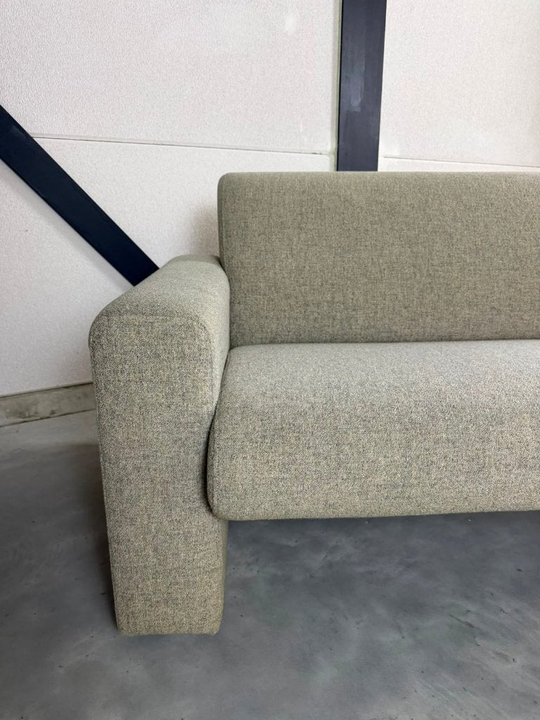 Artifort 691 – Zandbruin – Zo goed als nieuw, Huis en Inrichting, Banken | Bankstellen, Ophalen, 150 tot 200 cm, Tweepersoons