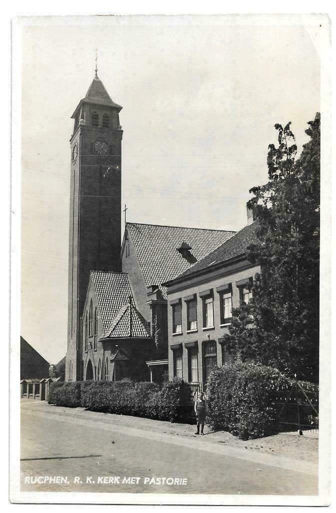 AK Rucphen - R.K. Kerk met pastorie, Verzenden, 1940 tot 1960, Ongelopen, Noord-Brabant