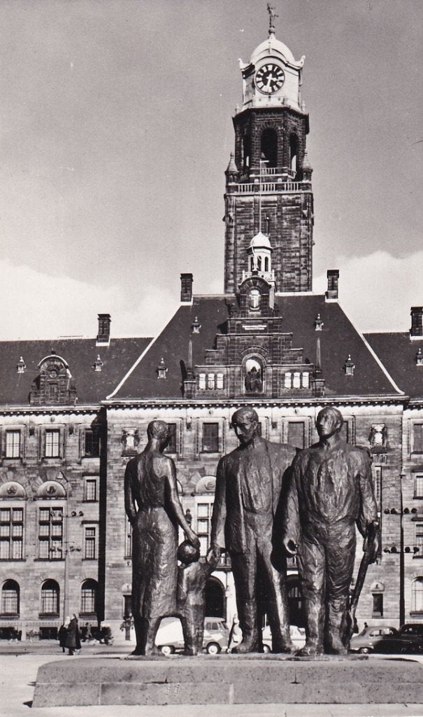 738D Rotterdam Stadhuisplein Verzetsmonument standbeelgroep, Ophalen of Verzenden, 1960 tot 1980, Ongelopen, Zuid-Holland