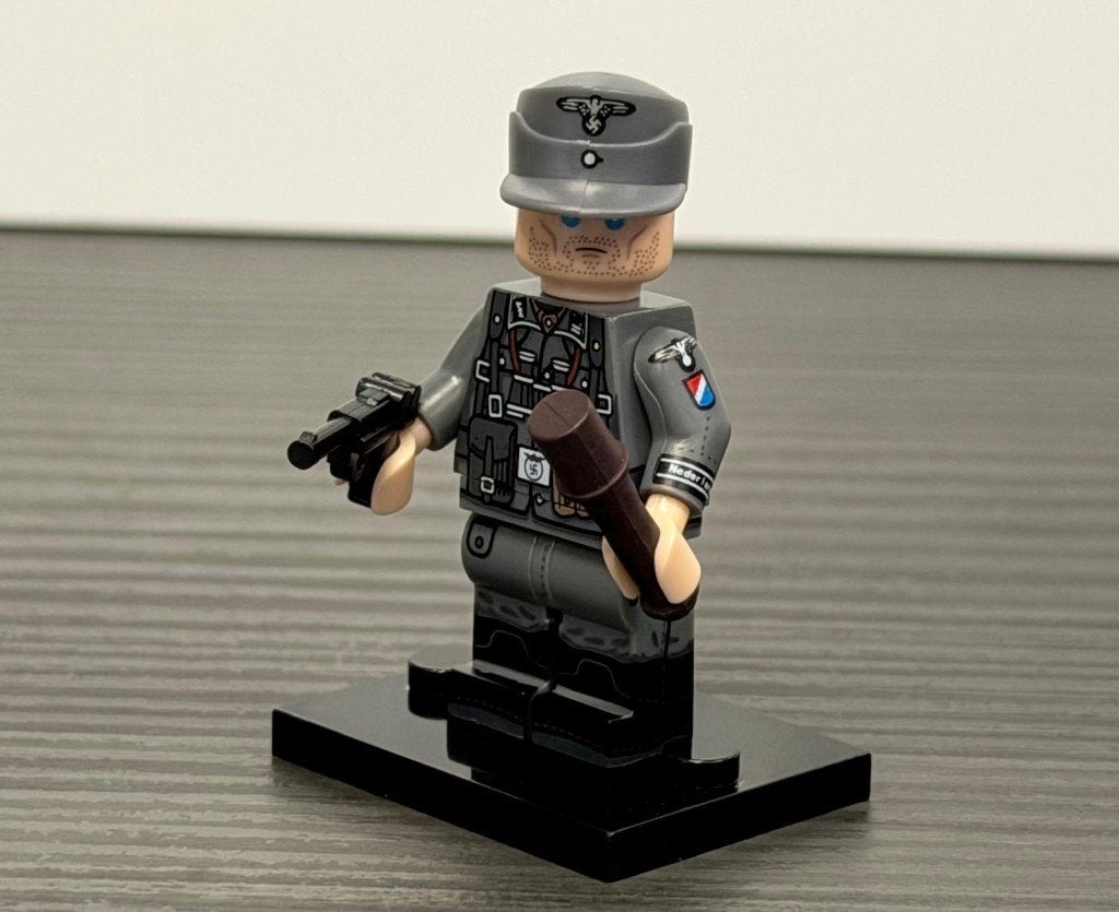 WW2 German Waffen SS minifig/minifigure met Luger P08., Verzamelen, Militaria | Tweede Wereldoorlog, Verzenden, Landmacht, Duitsland