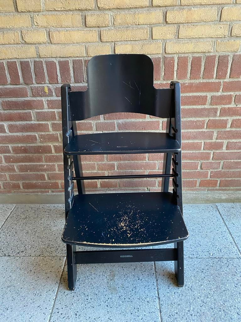 Kidsmill Meegroeistoel - Zwart met Eetblad en Kussens, Kinderen en Baby's, Kinderstoelen, Ophalen, Gebruikt, Meegroeistoel, Aanschuifbaar