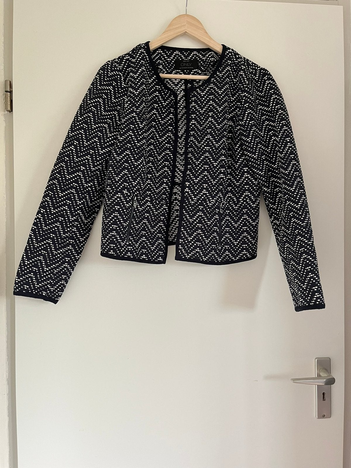 Witte blazer / jasje blauw zigzag patroon maat 38/M van Only, Maat 38/40 (M), Blauw, Ophalen of Verzenden, Zo goed als nieuw