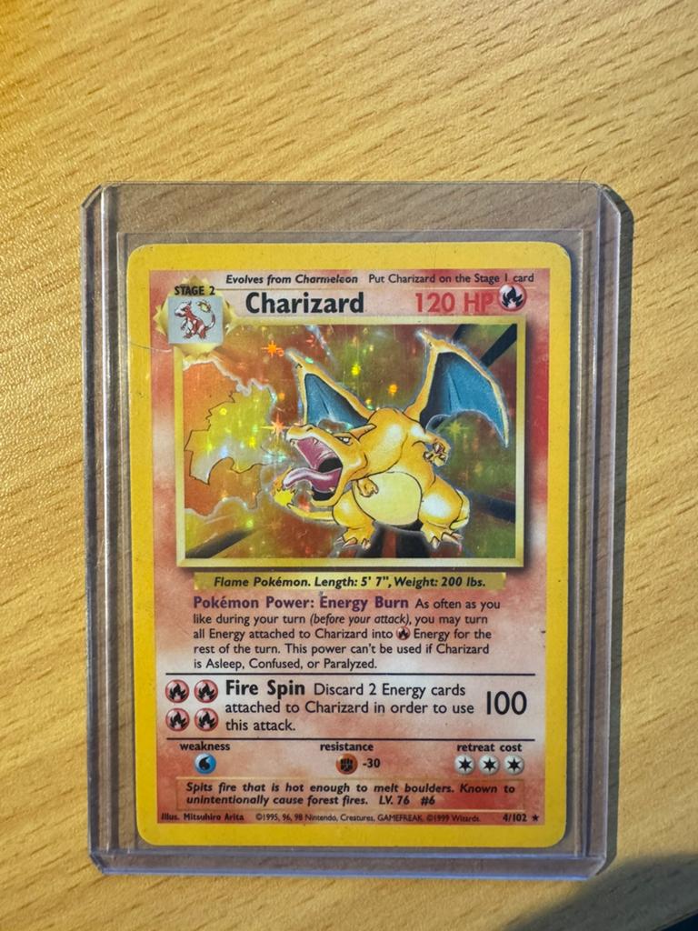 Charizard - base set #4, Hobby en Vrije tijd, Verzamelkaartspellen | Pokémon, Ophalen of Verzenden, Zo goed als nieuw