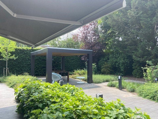 Elektrisch zonnescherm 5,40 x 2,90 m – Somfy – taupe/grijs, Tuin en Terras, Zonneschermen, Ophalen, Gebruikt, 450 cm of meer, Elektrisch