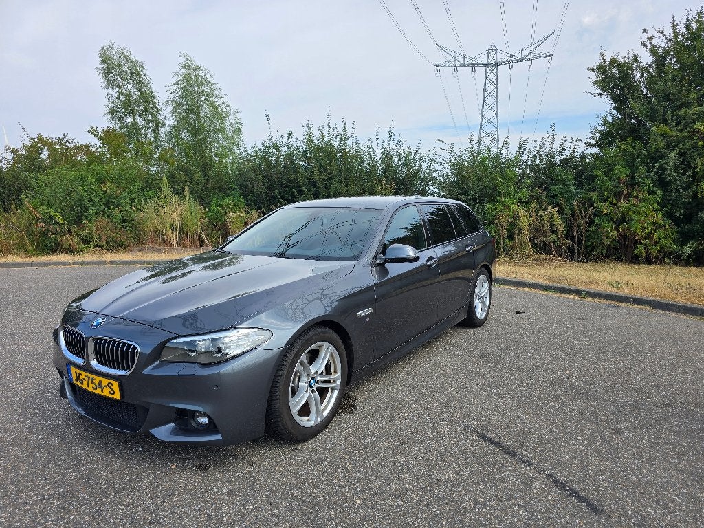 BMW 520i Touring M Sport | Dealeronderhouden | 2e Eigenaar, Auto's, Bluetooth, 4 cilinders, 2000 kg, Particulier