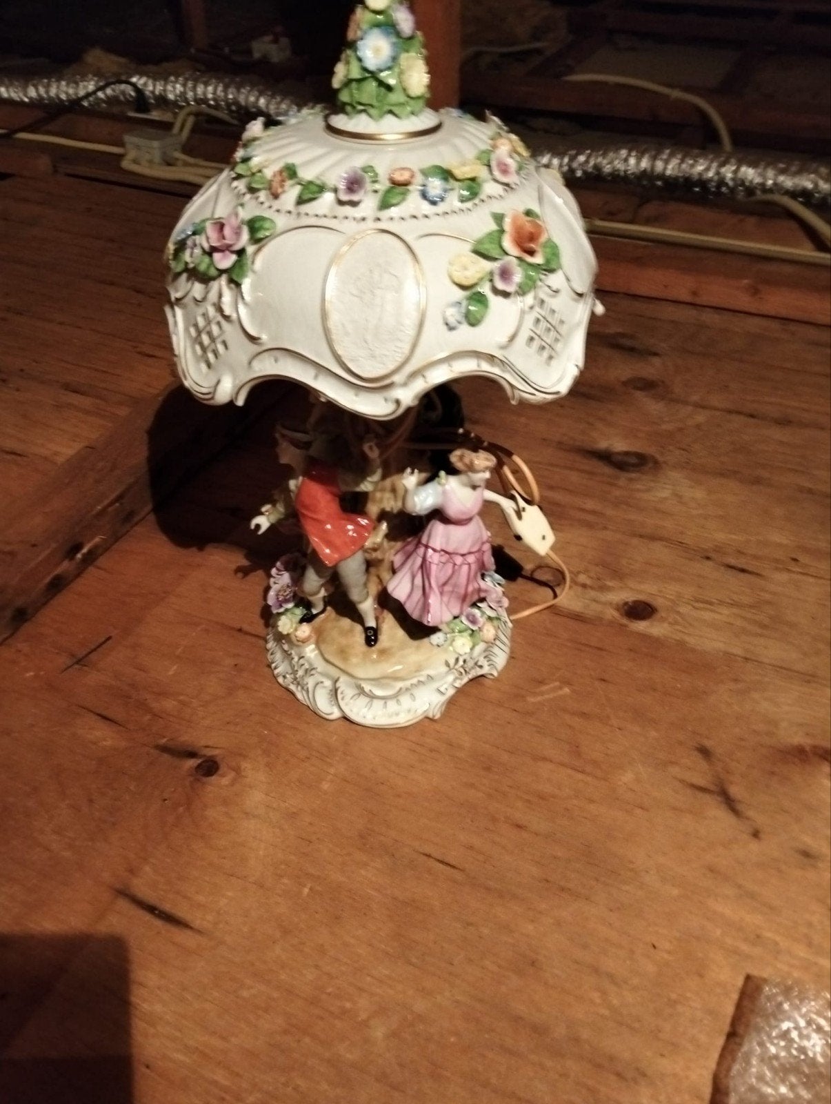Antieke porseleinen tafellamp met figuren en bloemen, Antiek en Kunst, Ophalen of Verzenden