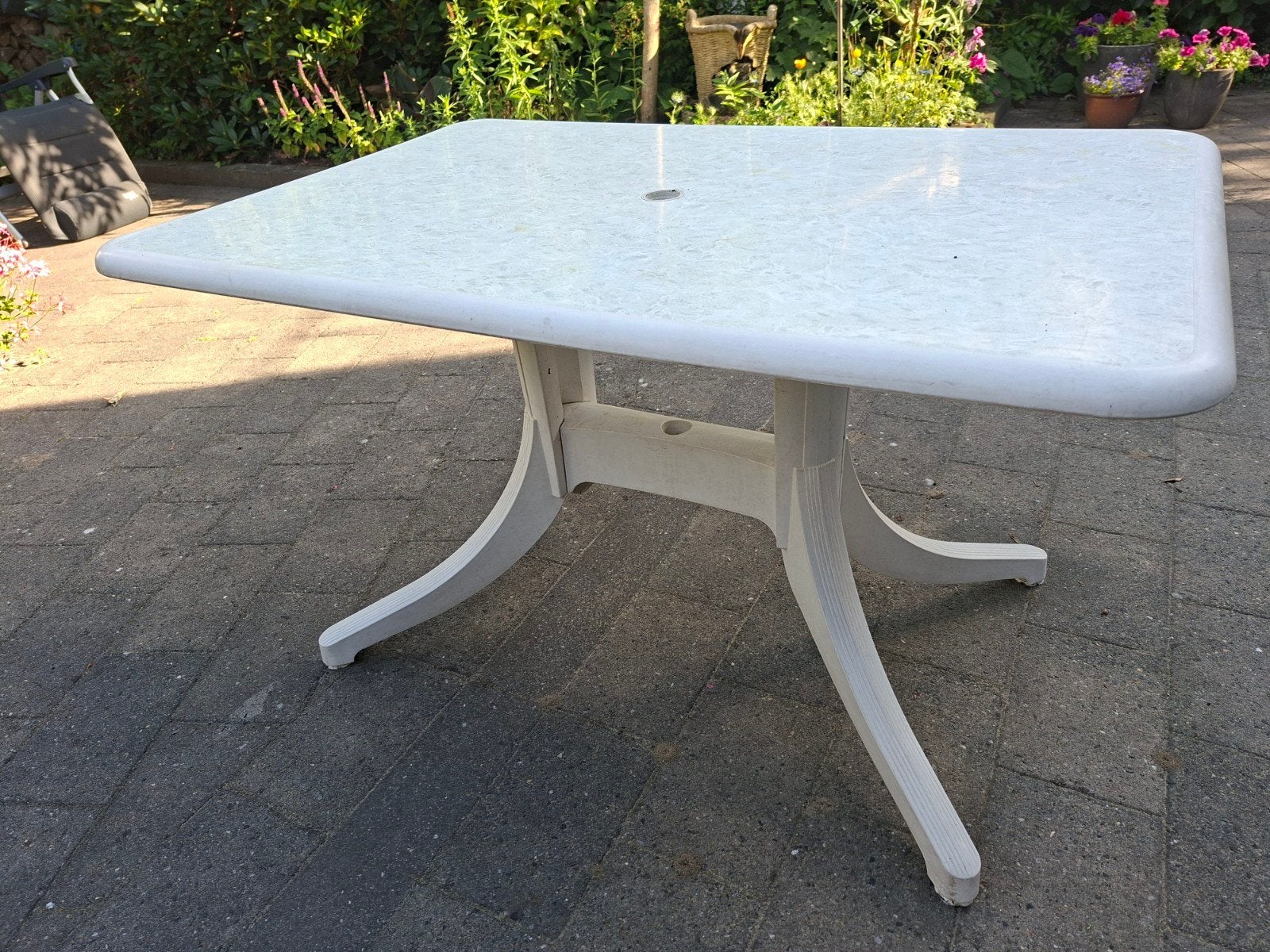 Witte tuintafel met parasolgat, Ophalen of Verzenden, Gebruikt, Rechthoekig, Kunststof