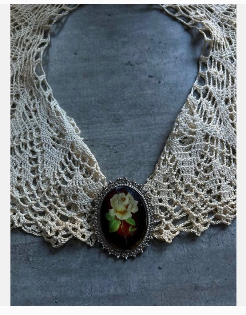 Antiek dubbellaags kraagje 37 cm met gratis broche, Antiek en Kunst, Antiek | Kleding en Accessoires, Ophalen of Verzenden, Dames