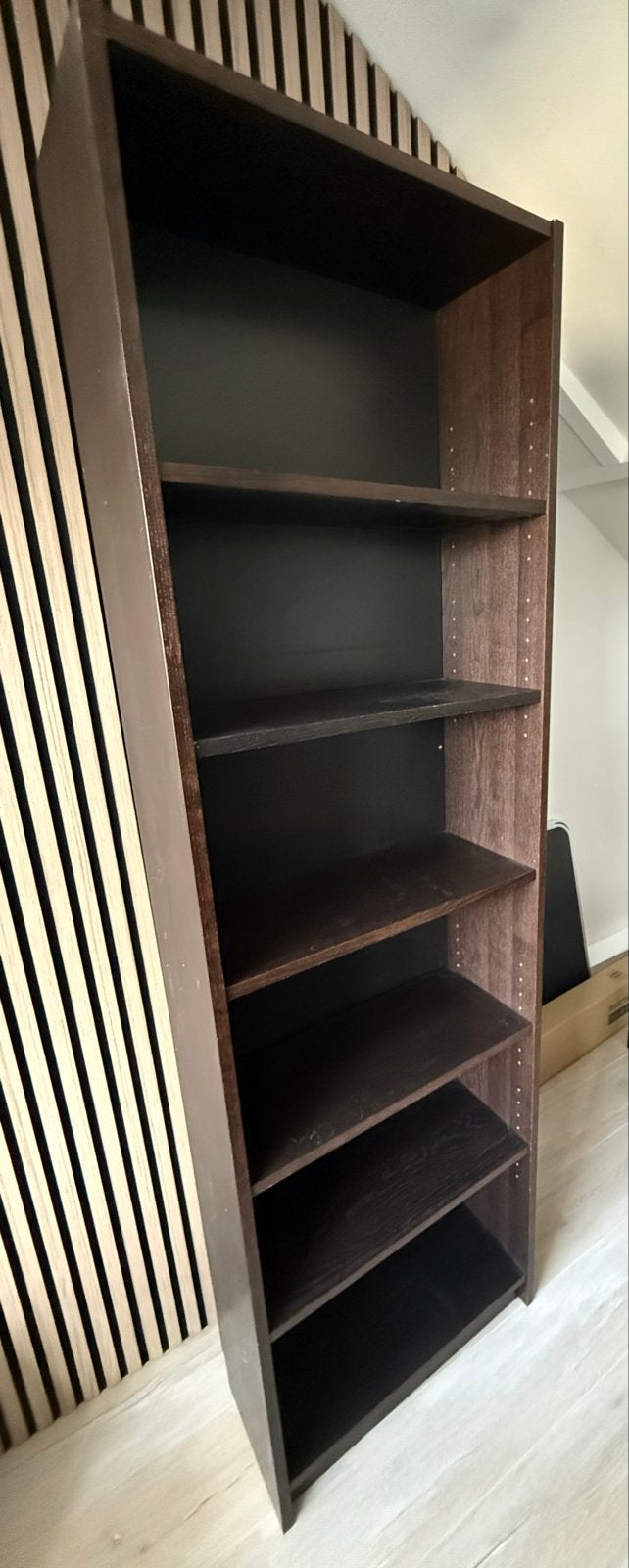 Verschillende donkerbruine Boekenkast met Verstelbare Planke