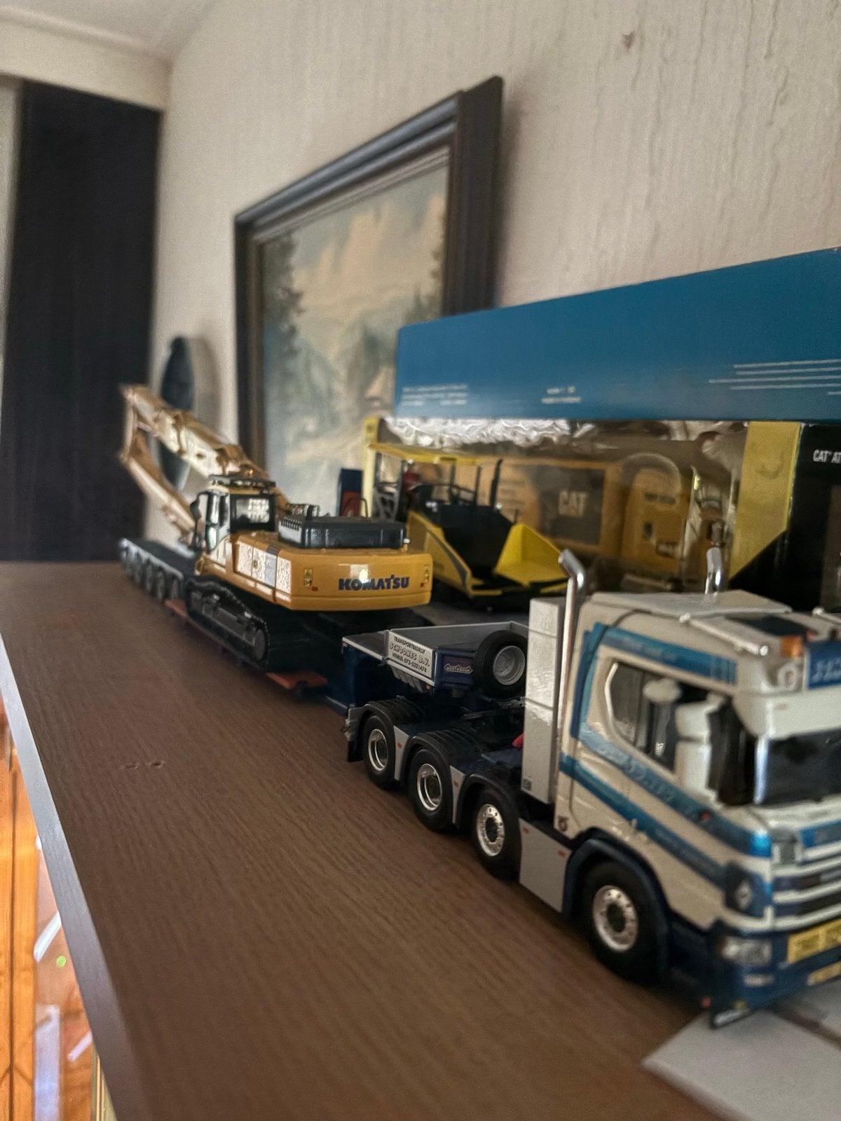 Modelvrachtwagens met zwaartransport en graafmachine, Overige merken, 1:50 of kleiner, Ophalen of Verzenden, Zo goed als nieuw