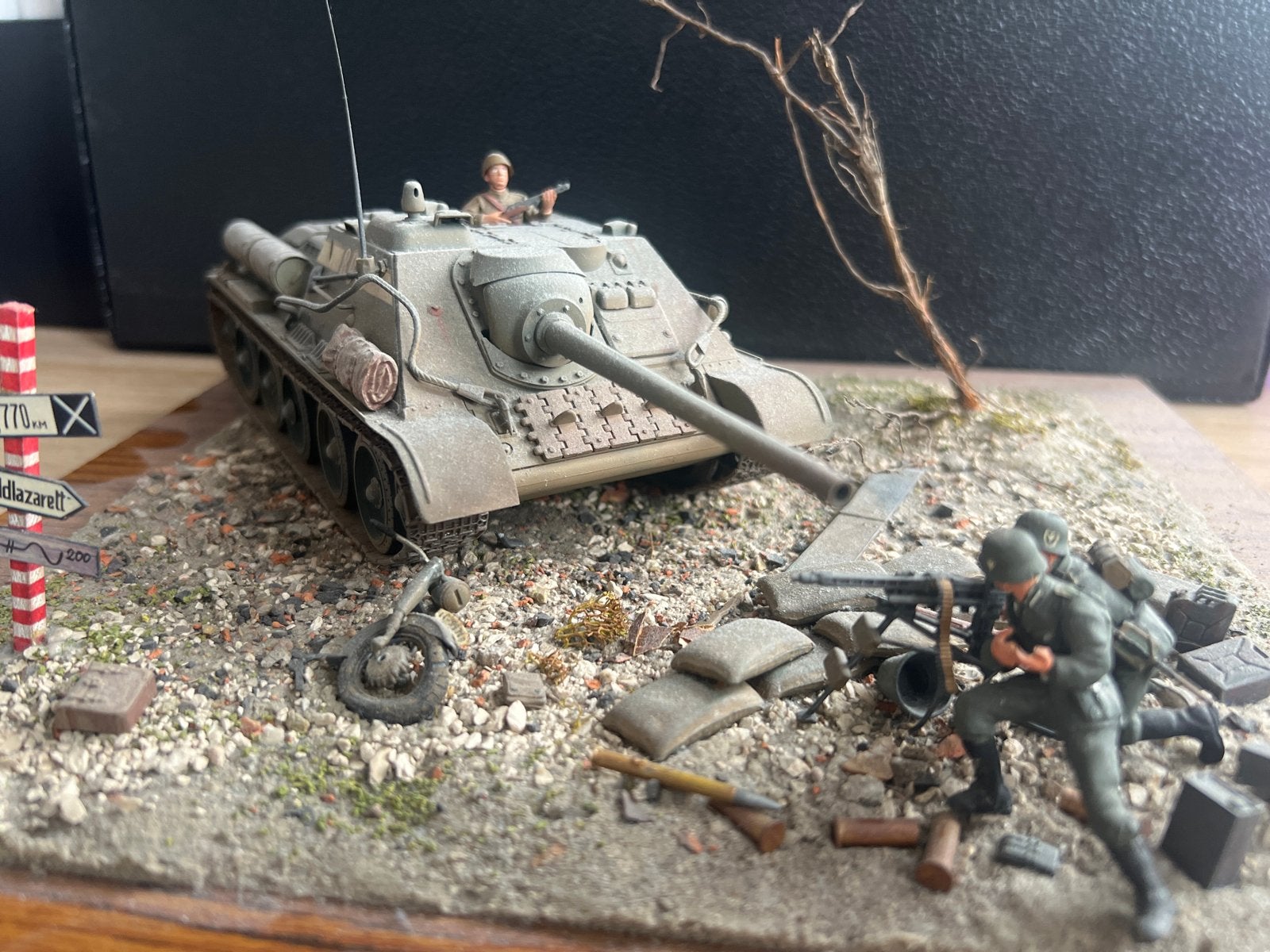 Diorama WOII: Duitse Soldaten & Russische Tank 1:35, Ophalen of Verzenden, Landmacht, Overige gebieden, Miniatuur of Beeldje